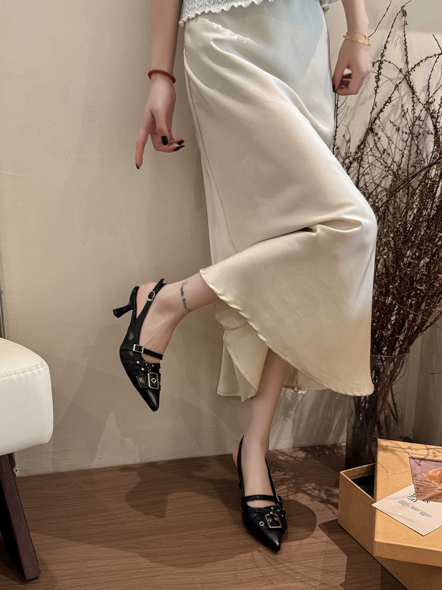 Orthopedic Balance | Metallic Pointed Toe Kitten Heel Pumps